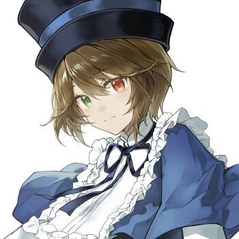 1girl ao_(srge3257) black_hat black_ribbon blue_capelet brown_hair capelet chinese_commentary closed_mouth commentary green_eyes hair_between_eyes hat heterochromia highres lolita_fashion looking_at_viewer neck_ribbon ouji_fashion porkpie_hat red_eyes ribbon rozen_maiden short_hair simple_background smile solo souseiseki upper_body white_background