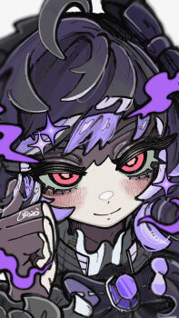 1girl blue_gemstone blush bow bowtie commentary_request gem hairband highres looking_at_viewer mole mole_under_eye multicolored_hair purple_bow purple_bowtie purple_gemstone purple_hair purple_hairband red_eyes shisunomiunko smile solo streaked_hair vivian_banshee white_background zenless_zone_zero