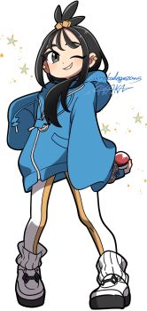 1girl ayakadegozans black_hair blue_hoodie blush commentary_request cube_hair_ornament earclip full_body grey_eyes hair_ornament highres holding holding_poke_ball hood hood_down hoodie jacket leggings lida_(pokemon) long_hair long_sleeves looking_at_viewer mega_ring nintendo one_eye_closed open_mouth orange_leggings poke_ball poke_ball_(basic) pokemon pokemon_legends:_z-a ribbed_socks shoes simple_background smile socks solo star_(symbol) teeth topknot two-tone_legwear white_leggings white_socks wispy_bangs