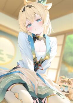 1girl aqua_eyes black_gloves black_hairband blonde_hair blurry blurry_background blush breasts chest_sarashi cleavage closed_mouth commentary covered_navel crossed_bangs double-parted_bangs fingerless_gloves gloves hair_between_eyes hair_ornament hairband haori haori_partially_removed highres hololive indoors japanese_clothes kazama_iroha kazama_iroha_(1st_costume) kimono leaf_hair_ornament looking_at_viewer medium_hair miniskirt pokobee ponytail ryuya sarashi sitting skin_tight skirt small_breasts smile solo symbol-only_commentary tabi thighhighs virtual_youtuber white_kimono white_thighhighs yellow_haori