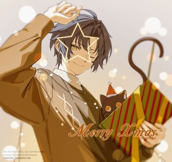 1boy alternate_costume arm_up asaba_harumasa bingzhen_h2o black_cat black_hair box brown_jacket cat closed_mouth commentary_request gift gift_box grey_background hat highres holding holding_gift jacket looking_at_viewer male_focus merry_christmas one_eye_closed parted_bangs santa_hat short_hair smile star_(symbol) star_in_eye star_ornament symbol_in_eye upper_body yellow_eyes zenless_zone_zero