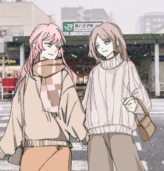 2girls bang_dream! bang_dream!_it&#039;s_mygo!!!!! blue_eyes brown_bag brown_hair brown_sweater chihaya_anon chinese_commentary commentary_request corrupted_twitter_file grey_sweater highres holding_hands long_hair mrwule multiple_girls nagasaki_soyo photo_background pink_hair sweater yuri