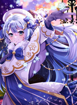 1girl 1other arm_up beret blue_bow blue_bowtie blue_eyes blue_hair blush bow bowtie capelet closed_mouth fur-trimmed_capelet fur_trim gloves gold_trim hair_bow hand_on_own_chest hat hatsune_miku highres long_hair looking_at_viewer musical_note musical_note_print outdoors rabbit_yukine smile snowflake_print snowflakes twintails very_long_hair vocaloid white_gloves white_hat winter yudoufu_(littleplus) yuki_miku yuki_miku_(2021)