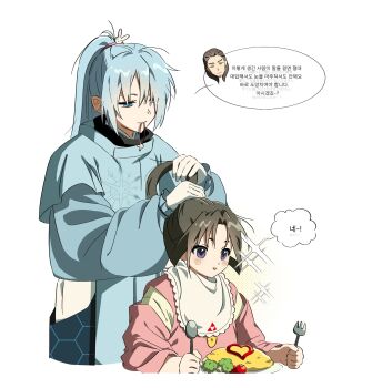 3boys aged_down alternate_hairstyle ashikaga_takauji_(nige_jouzu_no_wakagimi) bib black_hair blue_eyes blue_hakama broccoli brown_hair cherry_tomato chibi chibi_inset closed_mouth commentary_request curtained_hair facial_hair food food_art fork frilled_sleeves frills fubuki_(nige_jouzu_no_wakagimi) gloves goatee green_eyes hair_ornament hair_over_one_eye hair_tie_in_mouth hakama half-closed_eyes hexagon_print high_ponytail highres hikobe_fubuki holding holding_fork holding_spoon houjou_tokiyuki_(nige_jouzu_no_wakagimi) japanese_clothes kariginu korean_commentary korean_text long_hair long_sleeves looking_at_another male_focus mitsu_uroko mouth_hold multiple_boys nige_jouzu_no_wakagimi official_alternate_costume omelet omurice parted_bangs ponytail puffy_long_sleeves puffy_sleeves purple_eyes rabbit_hair_ornament sidelocks_tied_back simple_background sleeves_pushed_up smile snowflake_print sparkle speech_bubble spoon swirl tomato tying_hair white_background white_gloves