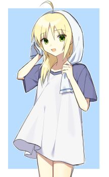 ahoge artoria_pendragon_(fate) blonde_hair blue_background border drying drying_hair drying_own_hair dun_dudu fate/stay_night fate_(series) green_eyes hair_down highres holding holding_towel raglan_sleeves saber_(fate) sidelocks simple_background towel white_border