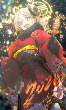 +_+ 1girl 2026 absurdres ahoge black_bow black_gloves black_sash blonde_hair blue_archive bow brown_sash commentary_request demon_girl demon_horns drive_shot food food_on_face fur-trimmed_kimono fur_trim furisode gloves grey_hair halo happy_new_year highres holding holding_food horns izumi_(blue_archive) izumi_(new_year)_(blue_archive) japanese_clothes kimono looking_at_viewer low_ponytail mixed-language_commentary monochrome new_year obi official_alternate_costume official_alternate_hairstyle open_mouth ponytail red_kimono sash short_hair solo tabi yellow_eyes yellow_halo