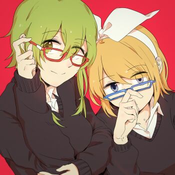 2girls adjusting_eyewear arm_under_breasts black_sweater blonde_hair blue_eyes bow breasts closed_mouth collared_shirt commentary_request glasses green_eyes green_hair gumi hair_bow hairband hand_on_eyewear hand_up highres kagamine_rin medium_breasts medium_hair multiple_girls red_background shirt short_hair simple_background smile split_mouth sweater vocaloid white_bow white_hairband white_shirt wounds404