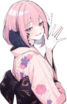 1girl allumer99 au_ra commentary_request dragon_girl dragon_horns final_fantasy final_fantasy_xiv floral_print floral_print_kimono highres horns japanese_clothes kimono looking_at_viewer medium_hair obi open_mouth pink_hair pink_kimono print_kimono purple_eyes sash scales simple_background solo upper_body warrior_of_light_(ff14) waving white_background