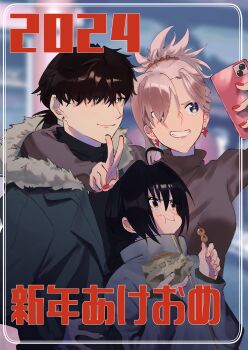 1boy 1girl 1other 2024 absurdres adoptive_parent_and_adoptive_child ahoge arm_around_neck awapontasu black_hair blurry blurry_background breasts cellphone commentary_request earrings eating fate/samurai_remnant fate_(series) food food_in_mouth fur-trimmed_hood fur_trim green_eyes green_jacket grey_hair grin hair_over_one_eye height_difference highres holding holding_food holding_phone hood hooded_jacket jacket jewelry large_breasts miyamoto_iori_(fate) miyamoto_musashi_(fate) mother_and_son phone pink_hair ponytail red_nails selfie smartphone smile takoyaki translation_request turtleneck v white_jacket yamato_takeru_(fate) yellow_eyes