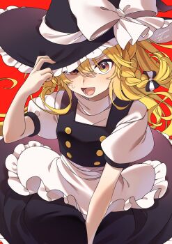 1girl apron black_bow black_hat black_skirt blonde_hair bow braid braided_sidelock commentary frilled_apron frilled_hat frills hair_bow hat hat_bow highres kirisame_marisa long_hair looking_at_viewer open_mouth puffy_short_sleeves puffy_sleeves red_background short_sleeves simple_background skirt solo sumiyama_sui symbol-only_commentary touhou two-tone_bow white_apron white_bow witch_hat yellow_eyes