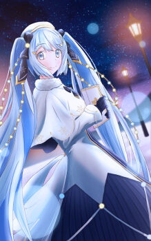 1girl beret blue_eyes blue_gloves blue_hair blue_tabard blurry bokeh braid capelet christmas_lights closed_mouth commentary_request depth_of_field dress fortissimo gloves glowing gold_trim hair_ornament hat hatsune_miku highres holding hoshino_mizuki_(hoshino_263f) lamppost long_hair looking_at_viewer musical_note musical_note_hair_ornament night night_sky sky smile solo tabard twintails very_long_hair vocaloid white_capelet white_dress white_hat yuki_miku yuki_miku_(2021)