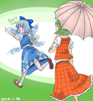 2girls blue_bow blue_dress blue_eyes blue_hair blush bow cirno closed_mouth commentary_request dated dress frozen_frog full_body green_background green_hair hair_bow holding holding_umbrella ice ice_wings kazami_yuuka kikko. looking_at_viewer looking_back multiple_girls open_mouth painttool_sai_(medium) pink_umbrella plaid_clothes plaid_skirt plaid_vest red_eyes red_shoes red_skirt red_vest running shirt shoes short_hair skirt skirt_set smile socks touhou umbrella vest white_shirt white_socks wings