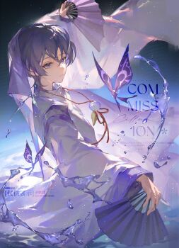 1boy arm_at_side arm_up blunt_ends closed_mouth clothing_cutout commission crystalfly_(genshin_impact) dancing dual_wielding expressionless eyelashes eyeliner eyeshadow feathers from_side genshin_impact hand_fan highres holding holding_fan japanese_clothes kariginu layered_sleeves long_hair looking_to_the_side makeup pom_pom_(clothes) purple_eyes purple_hair purple_sleeves red_eyeliner red_eyeshadow scaramouche_(genshin_impact) scaramouche_(kabukimono)_(genshin_impact) shoulder_cutout solo string water watermark white_sleeves wide_sleeves wispy_bangs xi_xishao yellow_feathers