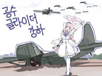 >_< 3girls :d @_@ aircraft airplane arms_up beret black_hair black_hat black_shirt blue_archive breasts c-47 capelet commentary_request dress flukhan glider gun gun_sling halo hat highres justice_task_force_member_(blue_archive) korean_commentary korean_text lanchester_smg large_breasts long_hair mika_(blue_archive) multiple_girls open_mouth pantyhose pink_hair pink_halo shirt smile standing stretching submachine_gun towing translation_request waco_cg-4 weapon white_capelet white_dress white_pantyhose white_wings wings xd