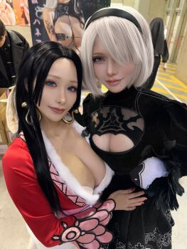 2b_(nier:automata) 2b_(nier:automata)_(cosplay) 2girls black_hair blue_eyes closed_mouth cosplay cosplay_photo crop_top earrings female_focus hair_over_one_eye hane_ame long_sleeves looking_at_viewer mole mole_under_mouth multiple_girls nier:automata nier_(series) one_piece photo_(medium) real_life short_hair sidelocks smile snake_earrings sumire9144 white_hair