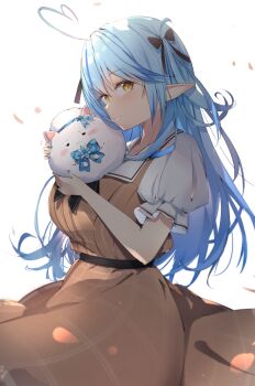 1girl ahoge alternate_breast_size_(larger) black_bow black_bowtie black_ribbon blue_hair blue_streaks blush bow bowtie breasts brown_dress closed_mouth colored_tips commentary_request cowboy_shot creature creature_on_chest dress falling_petals from_side hair_ribbon heart heart_ahoge holding holding_creature hololive large_breasts long_hair looking_at_viewer multicolored_hair nekopote official_alternate_costume official_alternate_hairstyle overexposure petals pinafore_dress plaid_clothes plaid_dress pointy_ears puffy_short_sleeves puffy_sleeves ribbon sailor_collar sailor_shirt shirt short_sleeves sidelighting sideways_glance simple_background sleeveless sleeveless_dress smile solo streaked_hair two_side_up very_long_hair virtual_youtuber white_background white_sailor_collar white_shirt wind yellow_eyes yukihana_lamy yukihana_lamy_(casual) yukimin_(yukihana_lamy)