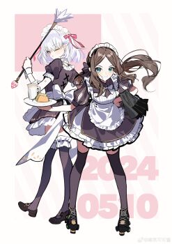 2girls :&lt; ;&lt; absurdres alternate_costume apron artist_name back_bow black_bow black_dress black_footwear black_thighhighs bob_cut bow bowtie brown_hair chinese_commentary closed_mouth collared_dress commentary_request cup dated dress duster enmaided fate/grand_order fate_(series) feather_duster food frilled_apron frilled_dress frilled_thighhighs frills frown full_body green_eyes grin hair_bow hair_ribbon hand_on_own_hip highres holding holding_duster holding_plate kama_(fate) kama_(first_ascension)_(fate) kama_(mistake)_(second_ascension)_(fate) kama_(young)_(fate) layered_dress leaning_forward leonardo_da_vinci_(fate) leonardo_da_vinci_(fate/grand_order) leonardo_da_vinci_(rider)_(fate) long_hair looking_at_viewer maid maid_apron maid_day maid_headdress mary_janes mug multiple_girls one_eye_closed parted_bangs pink_ribbon plate ponytail puff_and_slash_sleeves puffy_short_sleeves puffy_sleeves red_eyes ribbon sandwich shoes short_hair short_sleeves sidelocks simple_background smile sneakers standing striped_background thighhighs very_long_hair waist_apron watermark weibo_watermark white_apron white_background white_bow white_hair wing_collar wrist_cuffs youling_keke
