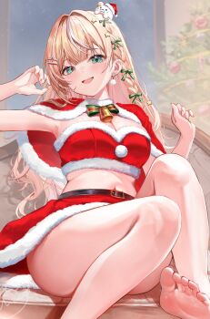 1girl arm_up armpits barefoot bell belt black_belt blonde_hair blunt_bangs bow bowtie capelet christmas_tree crop_top dress earrings foot_out_of_frame fur-trimmed_capelet fur-trimmed_shirt fur-trimmed_skirt fur_trim green_bow green_bowtie green_eyes hair_bow hair_intakes highres horo_27 igarashi_rika indoors jewelry legs long_hair looking_at_viewer midriff multicolored_hair navel neck_bell nijisanji official_alternate_hairstyle open_mouth red_capelet red_shirt red_skirt santa_costume santa_dress shirt signature sitting skirt smile solo strapless strapless_shirt streaked_hair two-tone_hair virtual_youtuber white_streaks