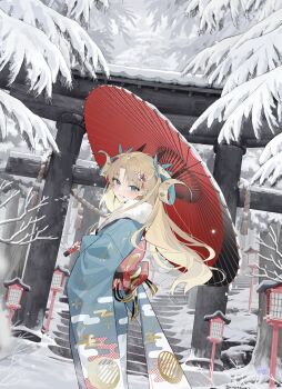 1girl alternate_costume blonde_hair blue_eyes branch ereshkigal_(fate) fate/grand_order fate_(series) hair_ornament highres holding holding_umbrella horns japanese_clothes kimono lantern looking_at_viewer oil-paper_umbrella ongdal2 outdoors red_umbrella smile snow snow_on_tree solo space_ereshkigal_(fate) torii tree umbrella