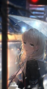 1girl absurdres black_jacket blurry commentary_request depth_of_field earclip erika_(user_spth3377) girls_band_cry grey_eyes grey_hair grey_hoodie highres holding holding_umbrella hood hood_down hoodie jacket kawaragi_momoka long_hair looking_at_viewer multicolored_hair night open_mouth outdoors roots_(hair) scarf snow solo traffic_light transparent transparent_umbrella umbrella white_scarf