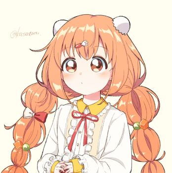 1girl blush braid calgal center_frills closed_mouth collared_dress dress egg_hair_ornament food-themed_hair_ornament fork_hair_ornament frilled_dress frills hair_ornament hairclip kirara_tamako kirara_tamako_(1st_costume) layered_sleeves long_hair long_sleeves looking_ahead low_twin_braids neck_ribbon nijisanji orange_eyes orange_hair red_ribbon ribbon simple_background solo standing twin_braids twitter_username upper_body virtual_youtuber white_dress yellow_background