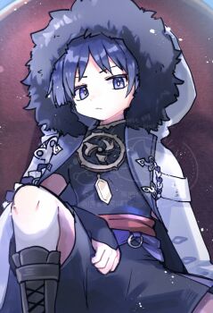 1boy aiguillette arm_on_thigh armor black_boots black_shorts black_sleeves blunt_ends boots bright_pupils closed_mouth coat coat_on_shoulders commentary_request expressionless eyeliner eyeshadow fatui_coat fur-trimmed_coat fur-trimmed_hood fur_trim genshin_impact gold gurumin_(gurruguru) hood hood_up hooded_coat japanese_armor jewelry knee_up kote kurokote lace-up_boots looking_at_viewer makeup male_focus mitsudomoe_(shape) neck_ring open_clothes open_coat purple_eyes purple_hair purple_rope purple_sash red_eyeliner red_eyeshadow red_sash rope sash scaramouche_(genshin_impact) shimenawa short_sleeves shorts sitting solo tomoe_(symbol) watermark white_coat white_hood white_pupils white_rope winter_clothes winter_coat wispy_bangs