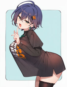 1girl ahoge belle_(zenless_zone_zero) black_shirt black_thighhighs blue_eyes blush breasts chinese_text clothes_writing commentary_request green_eyes hair_ornament highres large_breasts letter_hair_ornament looking_at_viewer medium_hair open_mouth shirt single_thighhigh solo thighhighs unajyudayo zenless_zone_zero
