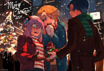 1girl 2024 2boys artist_name beanie black_horns blonde_hair blue_hair blue_hat blue_jacket brown_gloves brown_jacket brown_pants building cass_(par0llel) christmas_tree commentary demon_girl demon_horns double-parted_bangs elliot_(par0llel) english_commentary fangs from_below gift gloves green_eyes green_scarf grin hair_between_eyes hat highres holding holding_gift horns jacket layered_sleeves long_sleeves looking_down merry_christmas multiple_boys night open_clothes open_jacket open_mouth original outdoors own_hands_together pants par0llel pointy_ears purple_hair red_jacket red_scarf red_sweater scarf short_hair sidelocks smile snowing sweater teeth tora_(par0llel) turtleneck turtleneck_sweater two-tone_sweater upper_body upper_teeth_only white_gloves white_sweater