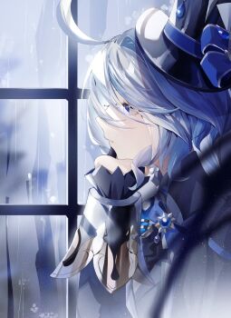 1girl ascot black_ascot blue_eyes blue_jacket closed_mouth cowlick from_side furina_(genshin_impact) genshin_impact grey_hair hand_up hat head_on_hand head_rest highres jacket long_hair looking_afar looking_ahead rain sidelocks solo top_hat upper_body wavy_hair window yukiusagi_(snowrabbit0508)