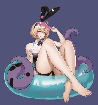1girl absurdres adjusting_eyewear animal_ear_hairband animal_ears bare_shoulders barefoot black_leotard blonde_hair blue_background blush breasts closed_mouth commentary_request cowlick eyewear_on_head fake_animal_ears feet full_body hairband highres huwenshayubushiyu large_breasts leotard looking_at_viewer mole mole_under_mouth nail_polish pink-tinted_eyewear playboy_bunny purple_eyes purple_nails rabbit_ear_hairband rabbit_ears short_hair simple_background solo sunglasses swim_ring tentacle_girl tentacle_tail tentacles thigh_strap thighs tinted_eyewear toenail_polish toenails yidhari_murphy zenless_zone_zero