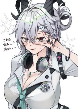 1010_(wuthering1010) 1girl absurdres ahoge alternate_hairstyle aqua_necktie black_horns black_nails braid breasts cleavage commentary_request cosplay curled_horns fingernails grey_eyes hair_between_eyes hair_ornament hand_up headphones headphones_around_neck highres horns jewelry large_breasts looking_at_viewer lynae_(wuthering_waves) lynae_(wuthering_waves)_(cosplay) nail_polish necklace necktie shirt simple_background skull_hair_ornament solo sparkle sparkling_aura translation_request upper_body v white_background white_shirt wuthering_waves zani_(wuthering_waves)