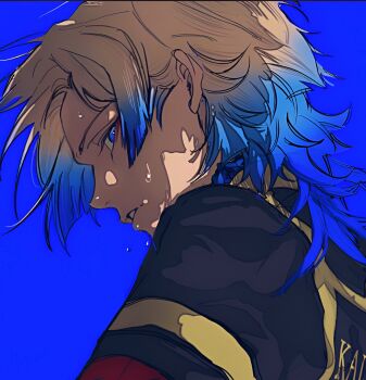 1boy absurdres black_shirt blonde_hair blue_background blue_eyes blue_hair blue_lock bo_toike57 eyeliner from_behind highres long_hair looking_at_viewer looking_back makeup male_focus michael_kaiser multicolored_hair parted_lips portrait red_eyeliner shirt simple_background soccer_uniform solo sportswear sweat