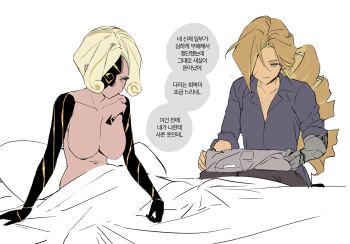 2girls @_@ arm_support armpit_crease asymmetrical_bangs black_pants blonde_hair brown_eyes brown_hair collarbone collared_shirt cookie_run cookie_run:_ovenbreak croissant_cookie croissant_cookie_(director_of_the_tbd) curtained_hair dark-skinned_female dark_skin dot_nose drill_hair drill_ponytail dual_persona facial_scar flying_sweatdrops grey_shirt grin hair_between_eyes highres holding holding_unworn_clothes humanization korean_text leaning_forward long_hair low_ponytail mechanical_arms multicolored_hair multiple_girls navel no_mouth no_nipples nude official_alternate_hair_length official_alternate_hairstyle ohta_guk_hip on_bed pants pillow ponytail protected_link scar scar_on_arm scar_on_cheek scar_on_chest scar_on_face shirt short_hair simple_background single_mechanical_arm sitting smile streaked_hair three-quarter_sleeves timekeeper_cookie timekeeper_cookie_(ruler_of_the_ephemeral_flow) translation_request under_covers very_long_hair white_background yellow_eyes