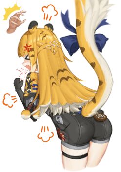 >_< 1girl 1other ^^^ absurdres ahoyim anger_vein angry animal_ears ass black_gloves black_shorts blonde_hair blue_bow blush bow cropped_legs disembodied_hand fingerless_gloves from_behind gloves highres ju_fufu loli long_hair open_mouth puff_of_air shorts shout_lines simple_background solo_focus striped_hair tail tail_bow tail_ornament tiger_ears tiger_girl tiger_stripes tiger_tail white_background zenless_zone_zero