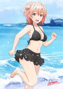1girl artist_name barefoot beach bikini bikini_skirt black_bikini blue_sky breasts commentary_request dated feet hair_bun medium_breasts navel ocean orange_eyes orange_hair sakayaya single_side_bun sky smile solo stomach swimsuit toes yahari_ore_no_seishun_lovecome_wa_machigatteiru. yuigahama_yui
