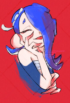 1girl blue_hair blue_shawl chest_sarashi commentary_request eyelashes fang hair_over_one_eye hairband highres long_hair looking_at_viewer nintendo no_earrings octoling open_mouth red_background red_eyes sarashi shawl shiver_(deep_cut_outfit)_(splatoon) shiver_(splatoon) short_eyebrows simple_background smile solo somakusha splatoon_(series) splatoon_3 tentacle_hair thick_eyebrows upper_body watermark white_hairband
