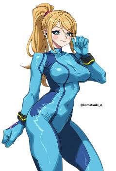 1girl absurdres bilingual_commentary blonde_hair blue_bodysuit blue_eyes bodysuit breasts bright_pupils closed_mouth commentary covered_navel cowboy_shot hair_tie hand_up highres komatsuki_n large_breasts long_hair looking_at_viewer metroid mixed-language_commentary nintendo ponytail samus_aran simple_background smile solo standing super_smash_bros. white_background white_pupils zero_suit