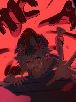 1boy antenna_hair barefoot basil_(headspace)_(omori) basil_(omori) blue_overalls ccn_ncc3 commentary_request double-parted_bangs flower flower_wreath green_hair green_shirt hair_between_eyes head_wreath highres looking_at_viewer lower_teeth_only omori open_mouth overall_shorts overalls red_eyes scene_reference shirt short_hair short_sleeves sidelocks solo t-shirt teeth