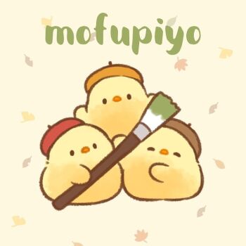 ^_^ animal animal_focus autumn autumn_leaves baby_animal beak beret bird black_eyes brown_hat chick closed_eyes clothed_animal commentary_request happy hat holding holding_paintbrush leaf leaf_background mofupiyo no_humans original oversized_object paintbrush red_hat sharing solid_oval_eyes yellow_background yellow_hat