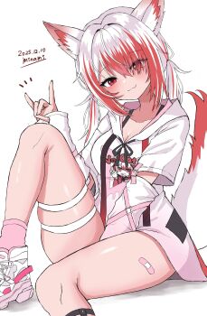 1girl absurdres animal_ears bandage_on_thigh belt_buckle black_bow bow breasts buckle cleavage collarbone commentary_request dated english_text fox_ears fox_girl fox_shadow_puppet fox_tail hand_between_thighs head_tilt highres hood hoodie legwear_garter long_hair long_sleeves looking_at_viewer low_twintails medium_breasts minami_(minami_summer) multicolored_hair notice_lines partial_commentary pink_socks print_hoodie red_eyes red_hair reject_(esports) shoes signature simple_background sitting skindentation sleeves_past_wrists smile socks solo strap streaked_hair syusetu_kohaku tail thick_eyelashes thigh_strap thighs twintails two-tone_hair virtual_youtuber white_background white_hair white_hoodie white_shoes