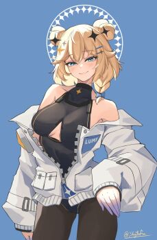 1girl absurdres asymmetrical_hair black_choker black_leotard blonde_hair blue_background blue_bow blue_eyes blush bow braid breasts brown_pantyhose character_name choker closed_mouth clothes_writing commentary cowboy_shot eyelashes hair_bow hair_ornament hairclip highres jacket kaneko_lumi leotard leotard_under_clothes long_sleeves medium_hair pantyhose partially_open_jacket partially_unzipped phase_connect simple_background single_braid skytofu smile solo virtual_youtuber white_jacket