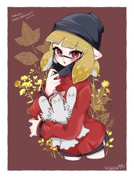 1girl black_hat blonde_hair blush border bow commentary_request dated flower happy_birthday hat highres inkling inkling_girl inkling_player_character jacket kininaru_ano_ko mask medium_hair mouth_mask nintendo open_mouth pink_bow pointy_ears red_background red_eyes red_jacket red_pupils solo splatoon_(series) splatoon_3 standing tentacle_hair translation_request white_border yellow_flower