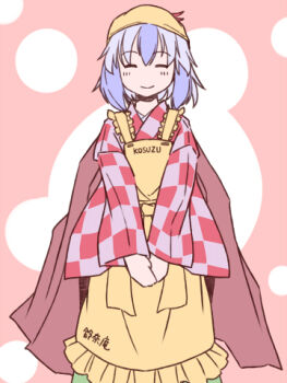 1girl apron blue_hair blush brown_cloak character_name checkered_clothes checkered_kimono cloak closed_eyes commentary_request cosplay feet_out_of_frame hat japanese_clothes kimono long_sleeves lowres motoori_kosuzu motoori_kosuzu_(cosplay) orange_background own_hands_together rangycrow red_kimono smile solo tokiko_(touhou) touhou translation_request yellow_apron yellow_hat