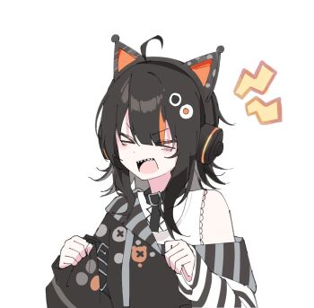 >_< 1girl ahoge animal_ear_headphones animal_ears bare_shoulders black_choker black_hair cat_ear_headphones cat_ears choker commentary_request eyeball_hair_ornament fake_animal_ears headphones korean_commentary long_sleeves mahou_shoujo_no_majo_saiban multicolored_hair off_shoulder open_mouth orange_streaks pippi663 sawatari_coco sharp_teeth simple_background single_off_shoulder solo streaked_hair teeth upper_body white_background