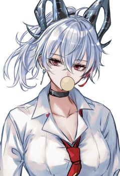 1girl alternate_costume black_choker black_horns blowing_bubble_gum breasts chewing_gum choker cleavage collarbone collared_shirt commentary_request curled_horns earrings hair_between_eyes horns jewelry key_earrings large_breasts long_hair looking_at_viewer multicolored_hair neckerchief red_eyes red_neckerchief shirt simple_background solo streaked_hair unfinished upper_body white_background white_shirt wuthering_waves yoru_shiki zani_(wuthering_waves)