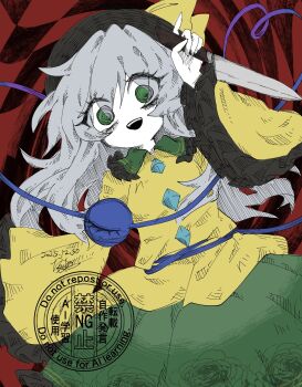 1girl 2025 @_@ black_hat bow buttons collared_shirt commentary_request crazy_eyes crazy_smile dated diamond_button floral_print frilled_shirt frilled_shirt_collar frilled_skirt frilled_sleeves frills green_skirt grey_hair hat hat_bow hatching_(texture) heart heart_of_string highres holding holding_knife knife koishi_komeiji's_heart-throbbing_adventure komeiji_koishi long_hair open_mouth pleated_skirt red_background sekai_yusuke shirt signature skirt smile solo teeth third_eye touhou upper_teeth_only wide_sleeves yellow_bow yellow_shirt