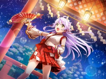 1girl ahoge detached_sleeves dutch_angle eyeliner floating_hair folded_fan folding_fan game_cg hair_ornament hakama hakama_skirt hand_fan holding holding_fan japanese_clothes kimono lamp long_hair makeup night nontraditional_miko official_art open_mouth otonashi_ichie outstretched_arm purple_hair red_hakama shide shoujo_kageki_revue_starlight shoujo_kageki_revue_starlight_-re_live- skirt solo standing tassel tassel_hair_ornament upper_body white_kimono white_sleeves yellow_eyes