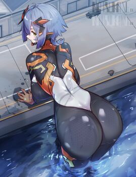 1girl absurdres ass backboob black_bodysuit blue_hair bodysuit breasts from_behind giant giantess green_eyes harbor highres large_breasts looking_at_viewer looking_back multicolored_bodysuit natsukaze_shigure ocean original short_hair skin_tight solo wading water wet