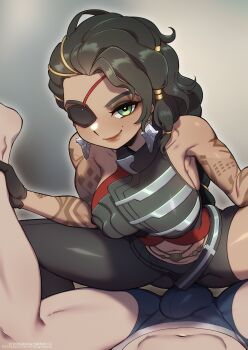 1boy arm_tattoo bare_shoulders belt black_belt black_gloves breasts brown_hair bulge closed_mouth dark-skinned_female dark_skin eyepatch gloves green_eyes highres large_breasts league_of_legends long_hair mole mole_above_mouth navel samira shiny_skin smile strongbana tattoo