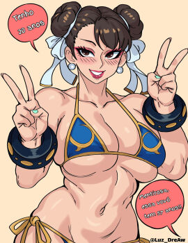 1girl adapted_costume artist_name bikini blue_bikini blush breasts brown_eyes brown_hair capcom chun-li collarbone double_bun double_v earrings eyelashes eyeshadow female_focus fingernails green_nails grin hair_bun hair_ribbon hands_up jewelry large_breasts lipstick long_fingernails looking_at_viewer luz_dreaw makeup matching_hair/eyes mature_female multicolored_bikini muscular muscular_female nail_polish navel portuguese_text red_eyeshadow red_lips ribbon short_hair side-tie_bikini_bottom simple_background smile solo speech_bubble street_fighter swimsuit teeth translated two-tone_bikini upper_body v w_arms white_ribbon yellow_background yellow_bikini